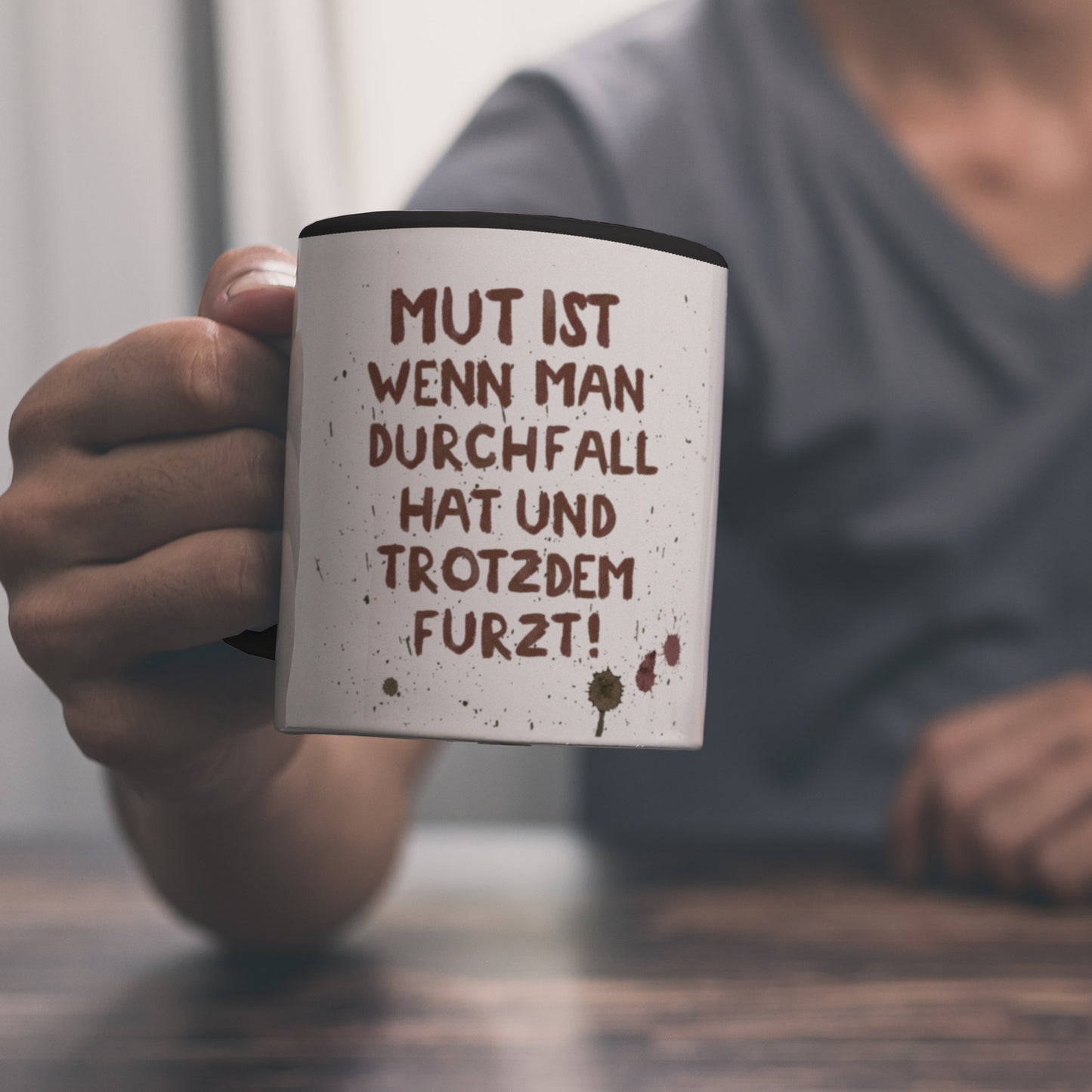 Mut ist... Kaffeebecher in schwarz in schwarz mit Durchfall Motiv