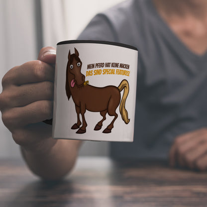 Mein Pferd hat keine Macke. Das sind Special Features! Kaffeebecher Henkel und Innenseite Schwarz mit Pferde Motiv