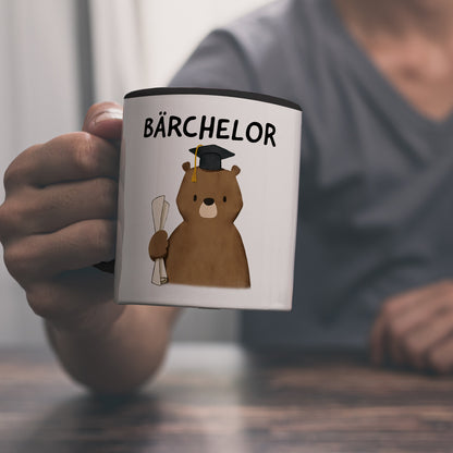 Bär mit Doktorhut Kaffeebecher in schwarz mit Spruch Bärchelor