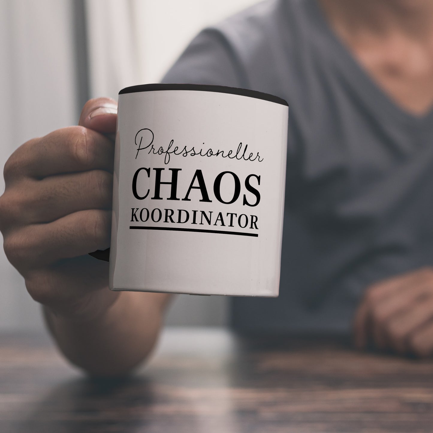 Chef Kaffeebecher in schwarz mit Spruch Professioneller Chaos Koordinator