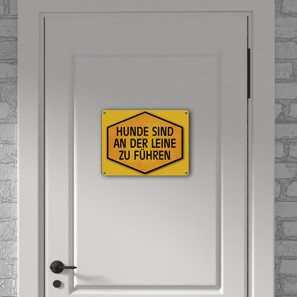 Hunde sind an der Leine zu führen Warn- und Hinweisschild in Gelb und Schwarz