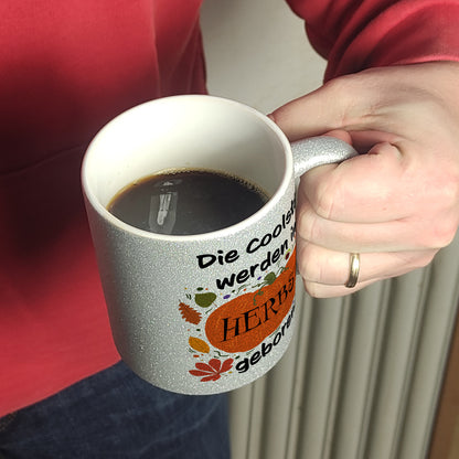 Die Coolsten werden im Herbst geboren Glitzer-Kaffeebecher mit Kürbis Motiv