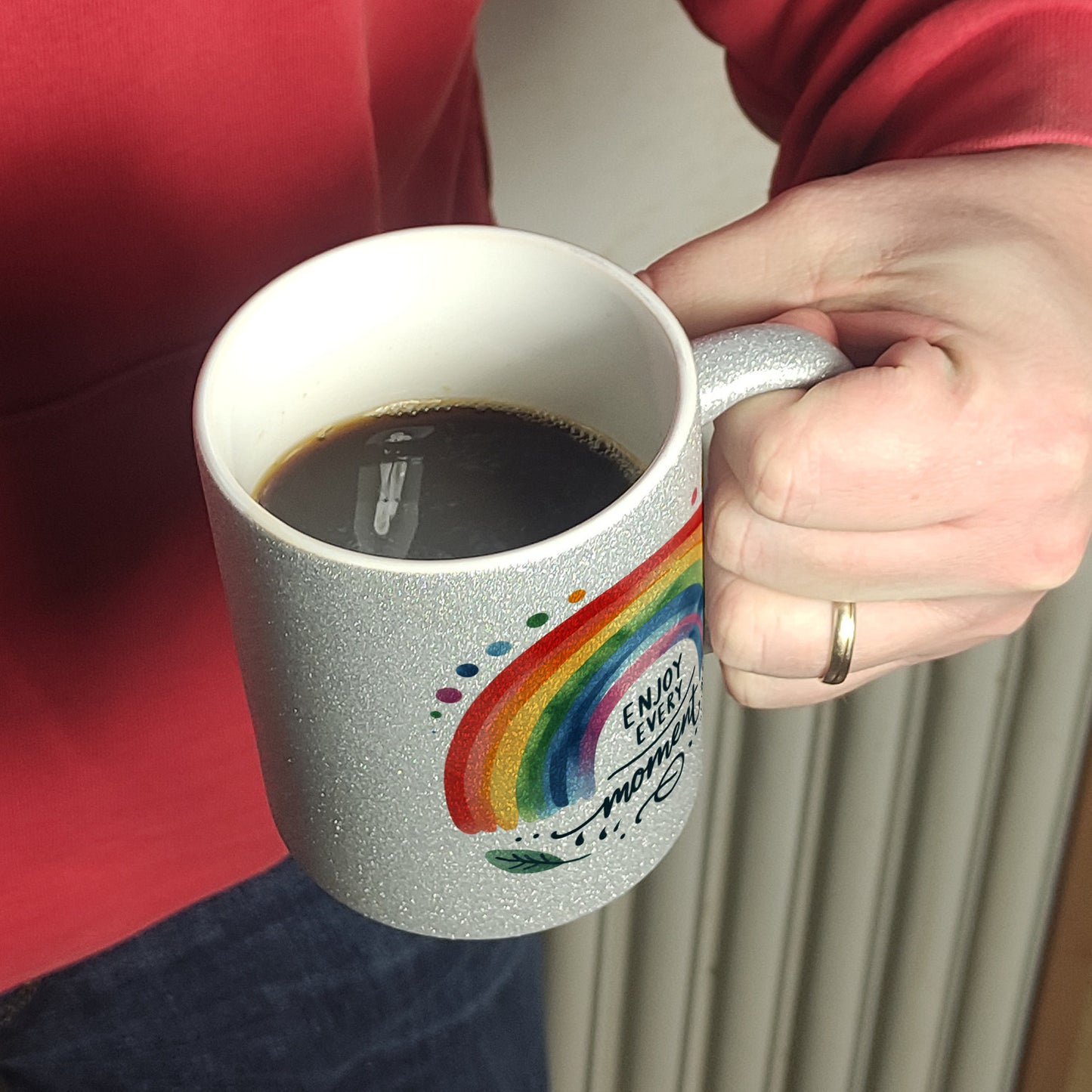 Regenbogen Glitzer-Kaffeebecher mit Spruch Enjoy every moment