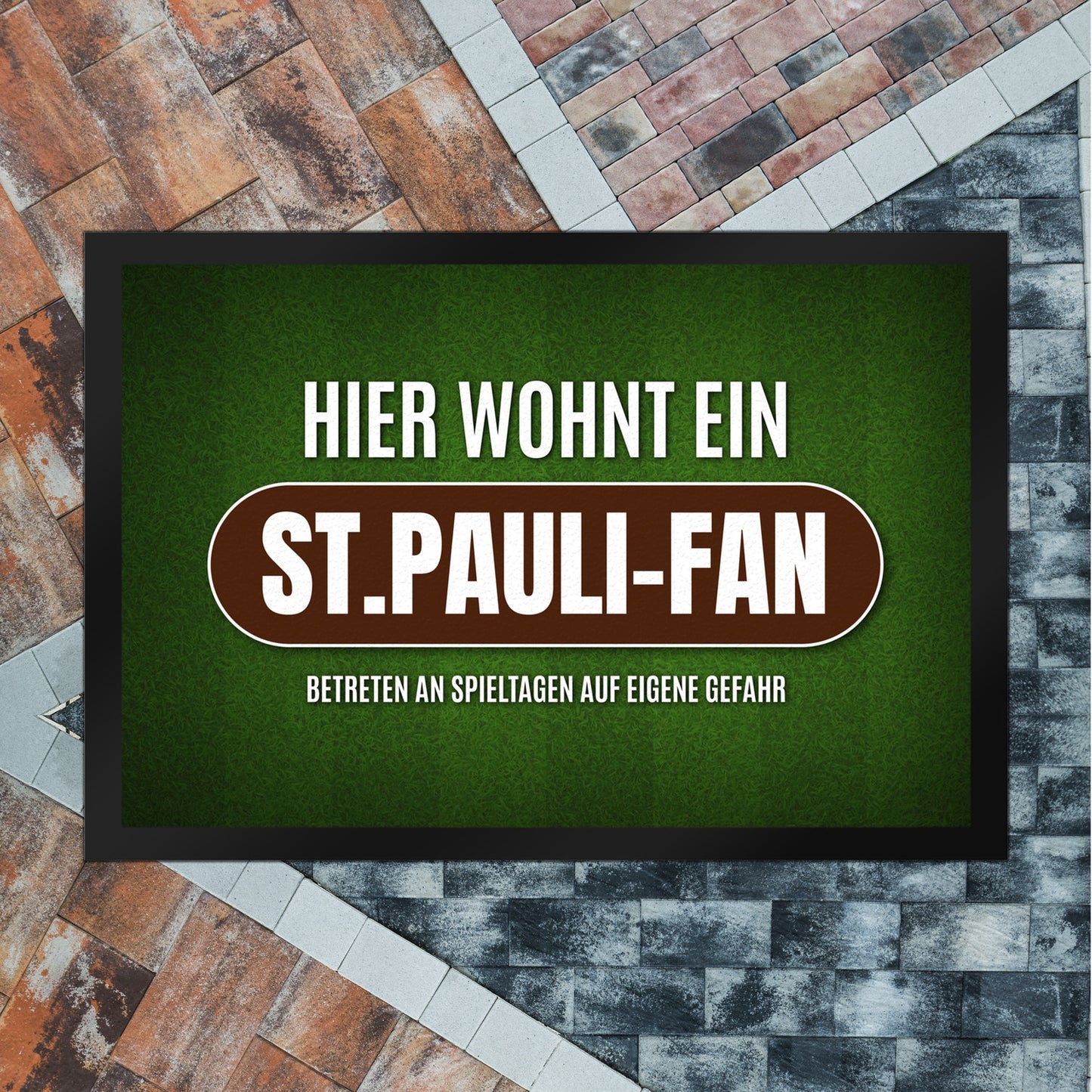 Hier wohnt ein St.Pauli-Fan Fußmatte XL mit Rasen Motiv