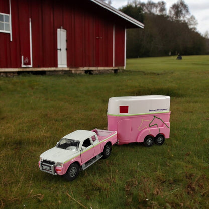 Mitsubishi Pickup im Set mit Pferdeanhänger Spielzeugauto mit Pull Back Motor und Zubehör