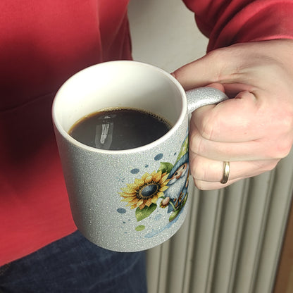 Gartenzwerg mit Sonnenblume Glitzer-Kaffeebecher