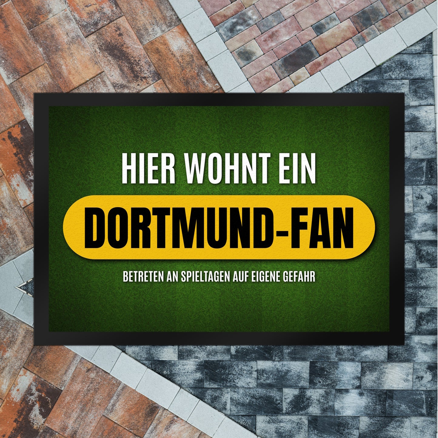 Hier wohnt ein Dortmund-Fan Fußmatte XL mit Rasen Motiv