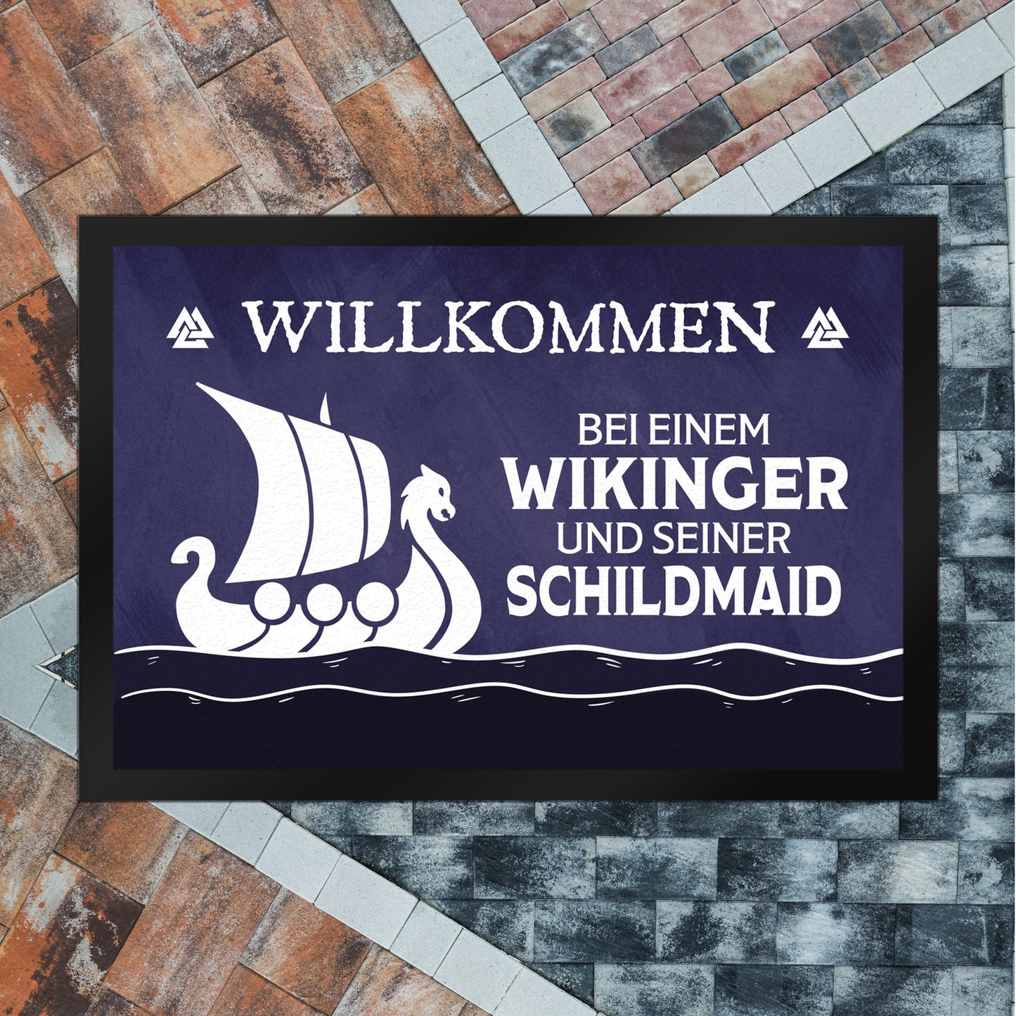 Willkommen bei einem Wikinger und seiner Schildmaid Fußmatte XL in 40x60 cm mit Segelboot Motiv