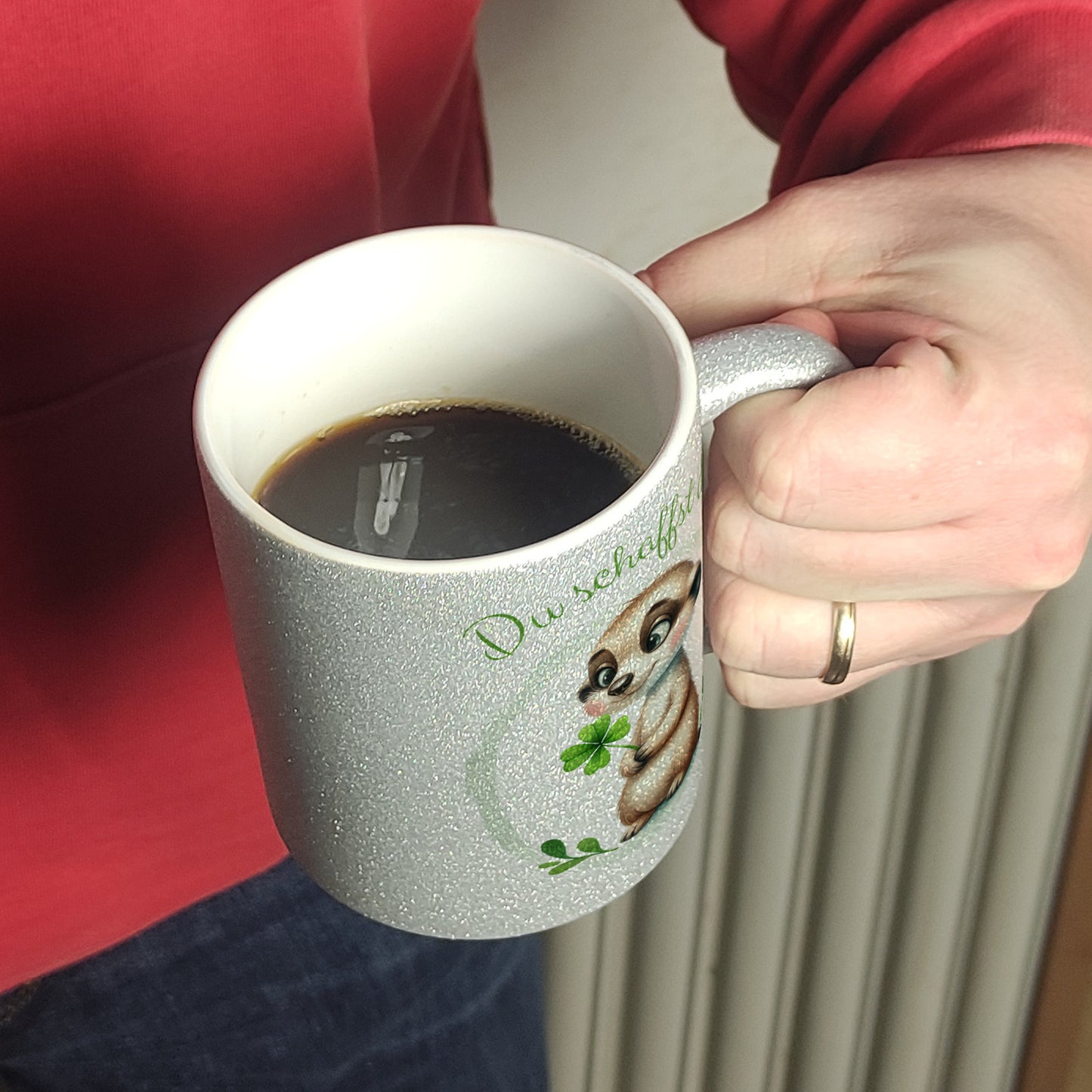 Erdmännchen mit Kleeblatt Glitzer-Kaffeebecher mit Spruch Du schaffst das