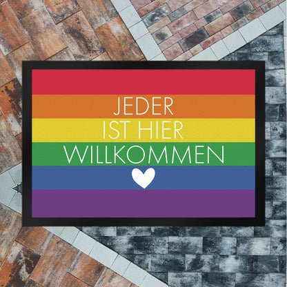 Jeder ist hier willkommen Fußmatte XL in 40x60 cm mit Regenbogenfahne