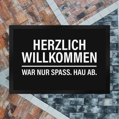 Herzlich Willkommen, war nur Spaß hau ab Fußmatte XL in schwarz-weiß