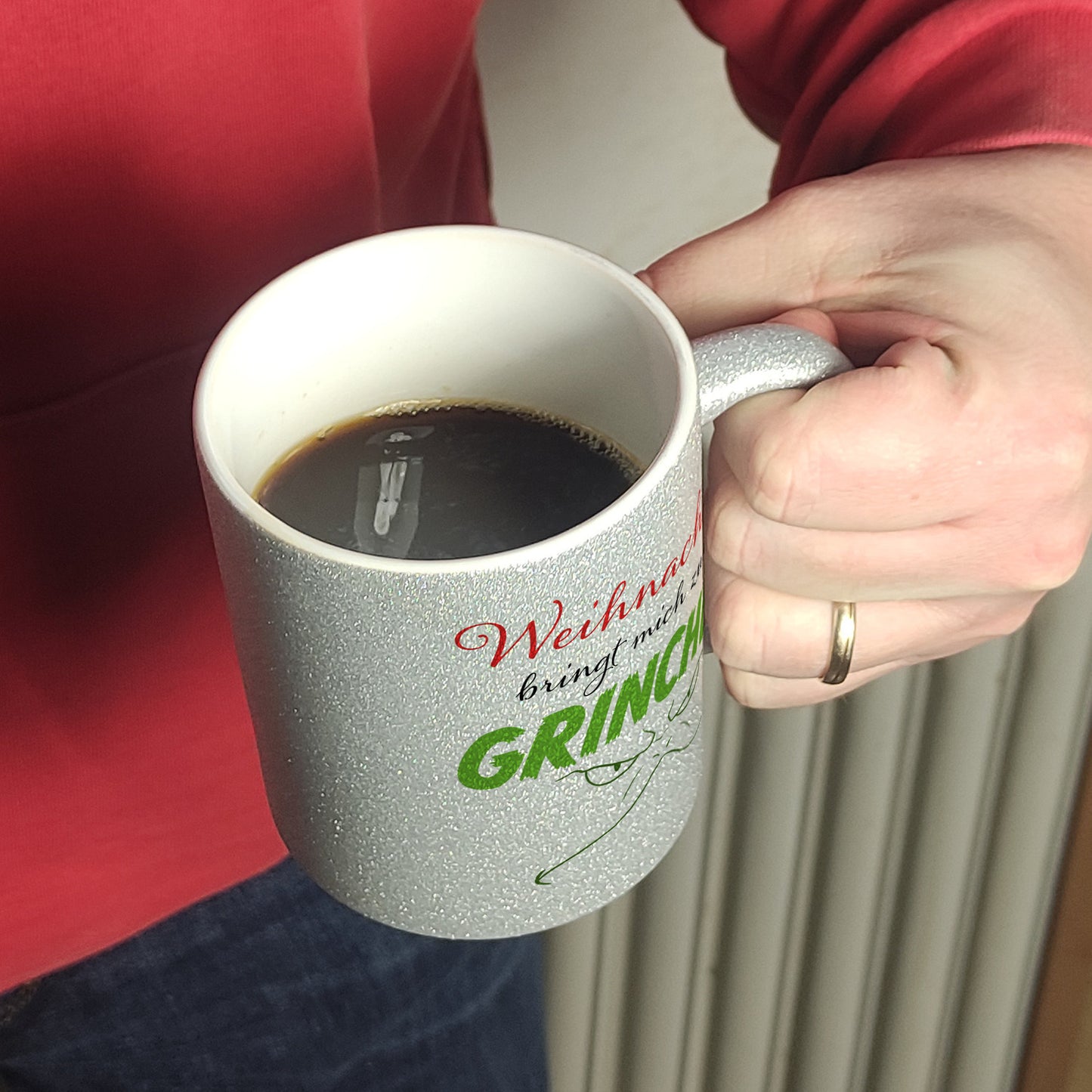 Weihnachten bringt mich zum grinchen Glitzer-Kaffeebecher mit Spruch