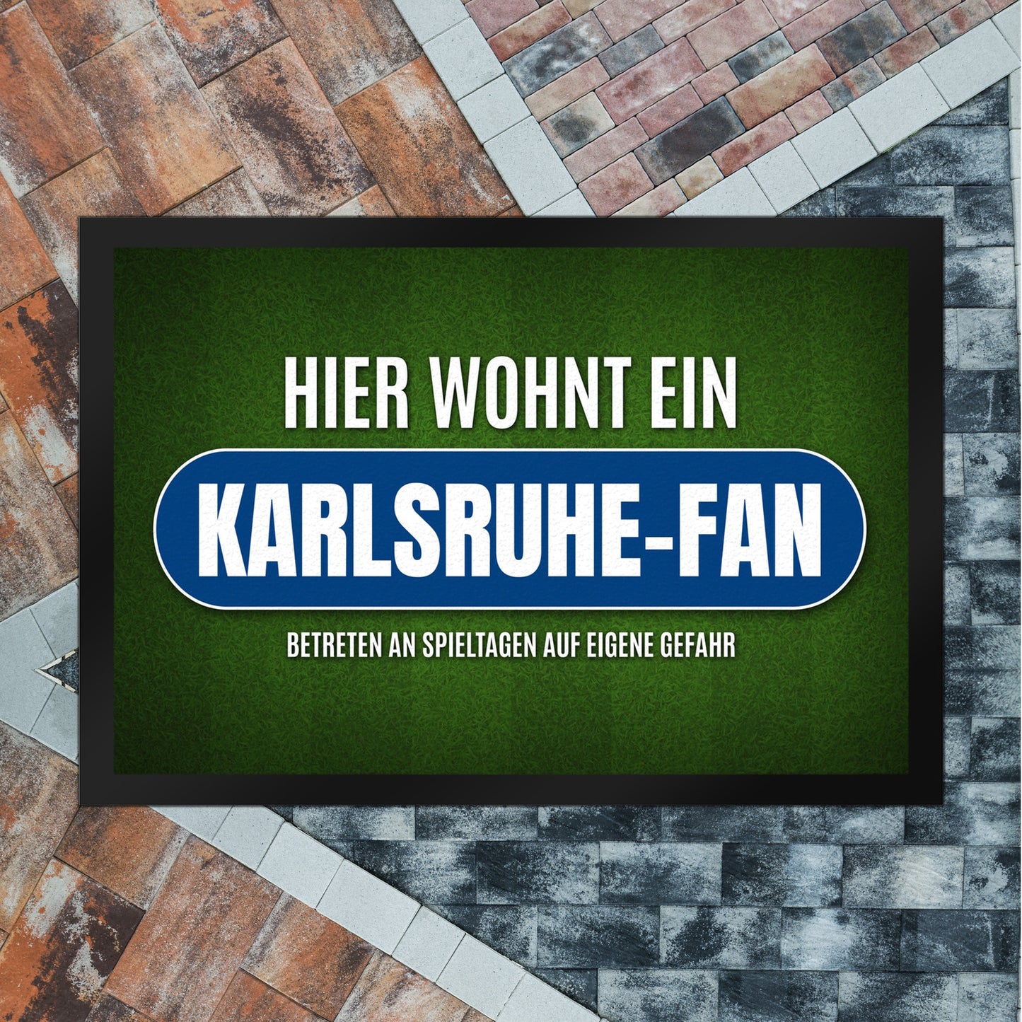 Hier wohnt ein Karlsruhe-Fan Fußmatte XL mit Rasen Motiv