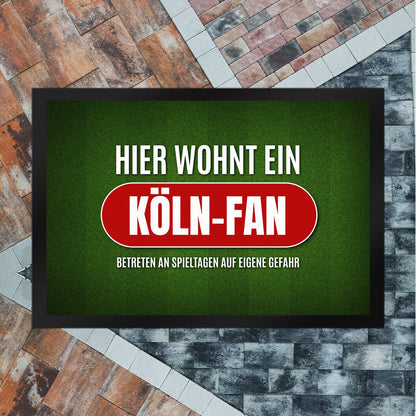 Hier wohnt ein Köln-Fan Fußmatte XL mit Rasen Motiv