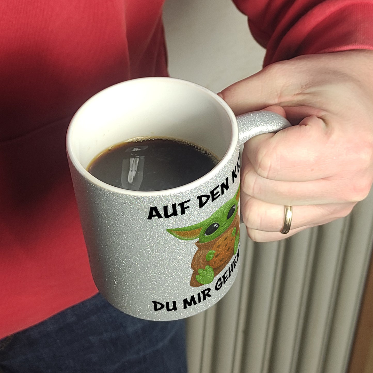 Baby-Alien Glitzer-Kaffeebecher mit Spruch Auf den Keks du mir gehen tust