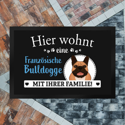 Hier wohnt eine Französische Bulldogge mit ihrer Familie Fußmatte XL in 40x60 cm