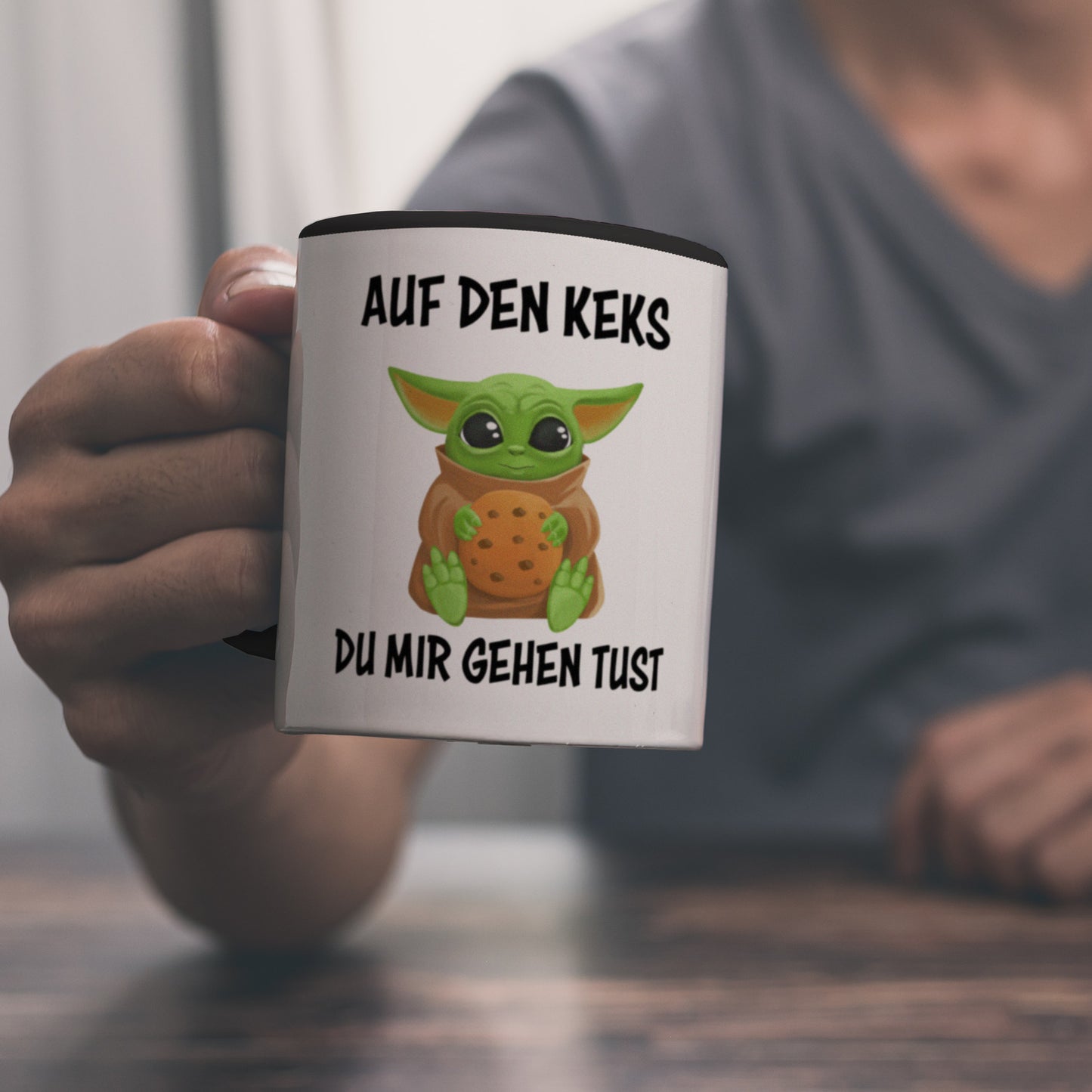 Baby-Alien Kaffeebecher in schwarz mit Spruch Auf den Keks du mir gehen tust