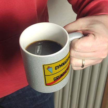 Gymnasium Ortsschild Glitzer-Kaffeebecher zur Einschulung