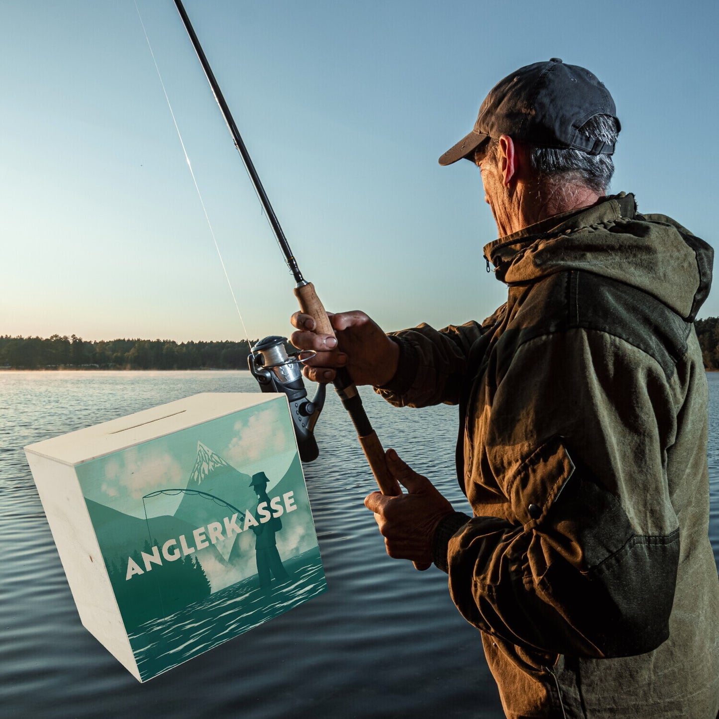 Anglerkasse Spardose aus Holz mit Anglermotiv für Angler