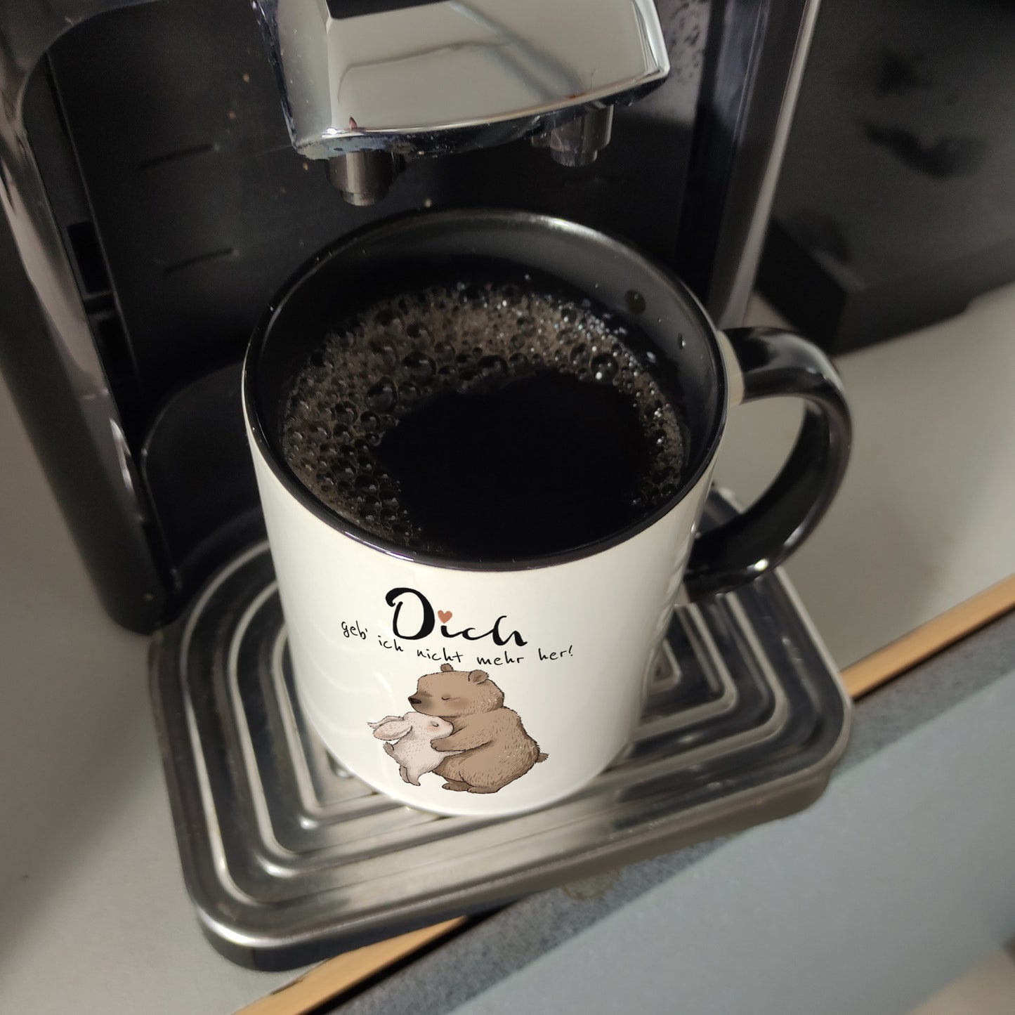 Hase und Bär Kaffeebecher in schwarz mit Spruch Dich geb ich nicht mehr her