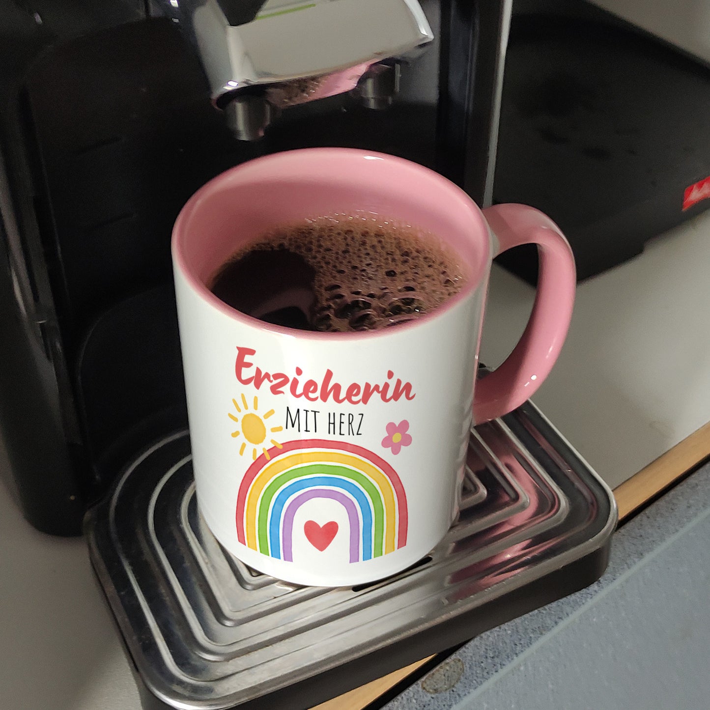 Regenbogen Kaffeebecher in rosa mit Spruch Erzieherin mit Herz