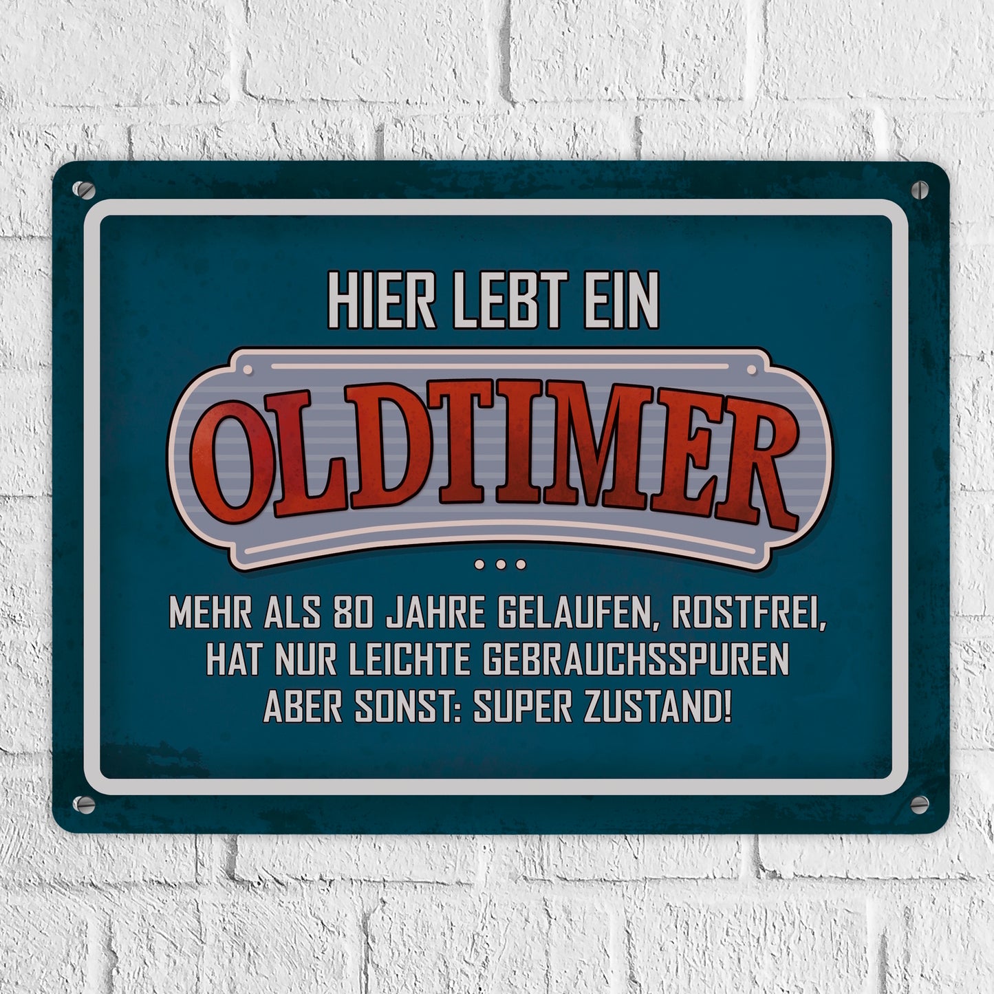 Metallschild XL mit Retro- Stil Motiv und Spruch: Hier wohnt ein Oldtimer