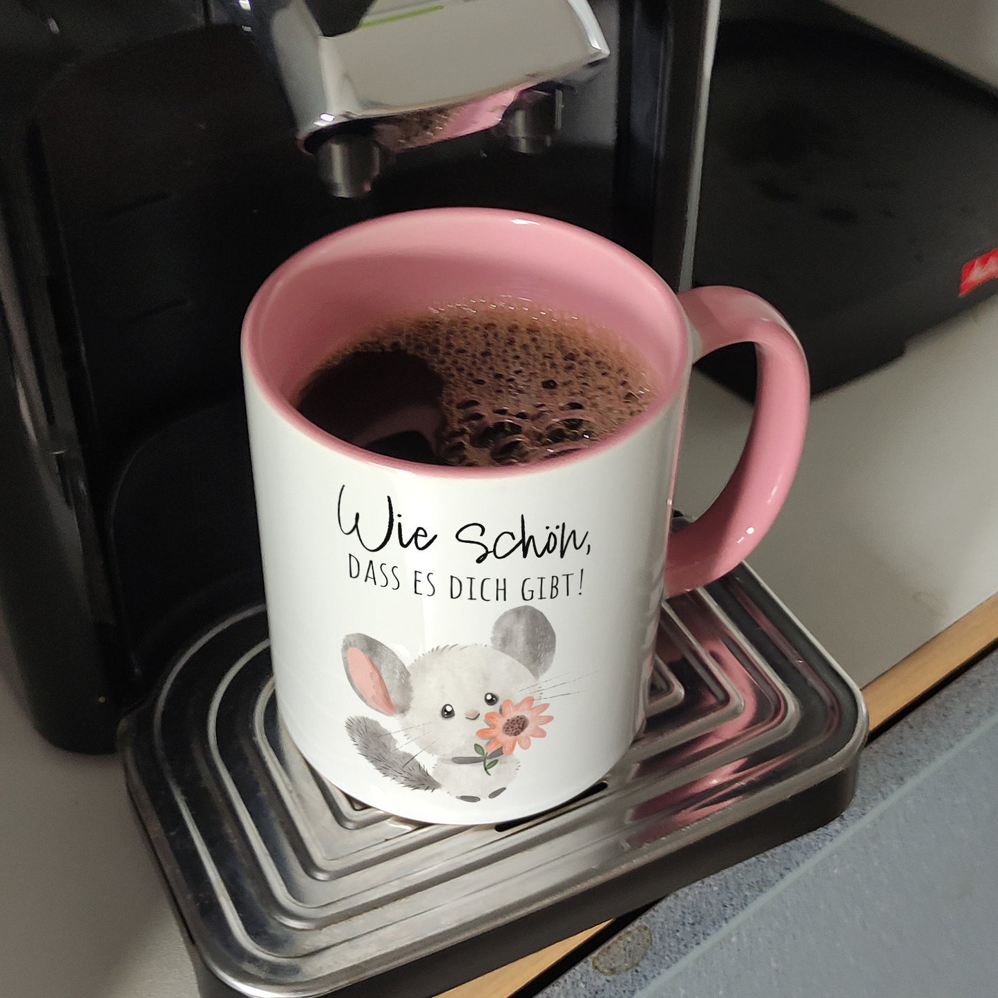 Chinchilla Kaffeebecher in rosa mit Spruch Wie schön dass es dich gibt