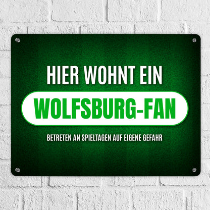 Metallschild XL mit Spruch: Hier wohnt ein Wolfsburg-Fan