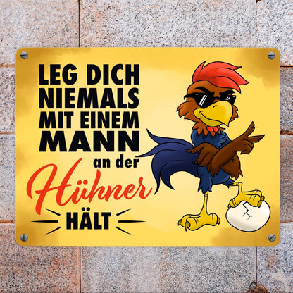 Leg dich niemals mit einem Mann an der Hühner hält Metallschild mit Cartoon-Hahn