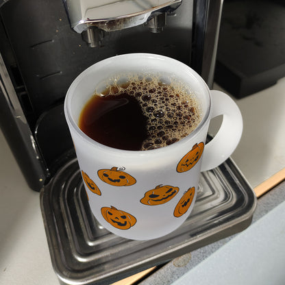 Glas Tasse im Halloween Design - mit vielen lustigen geschnitzten Kürbisköpfen