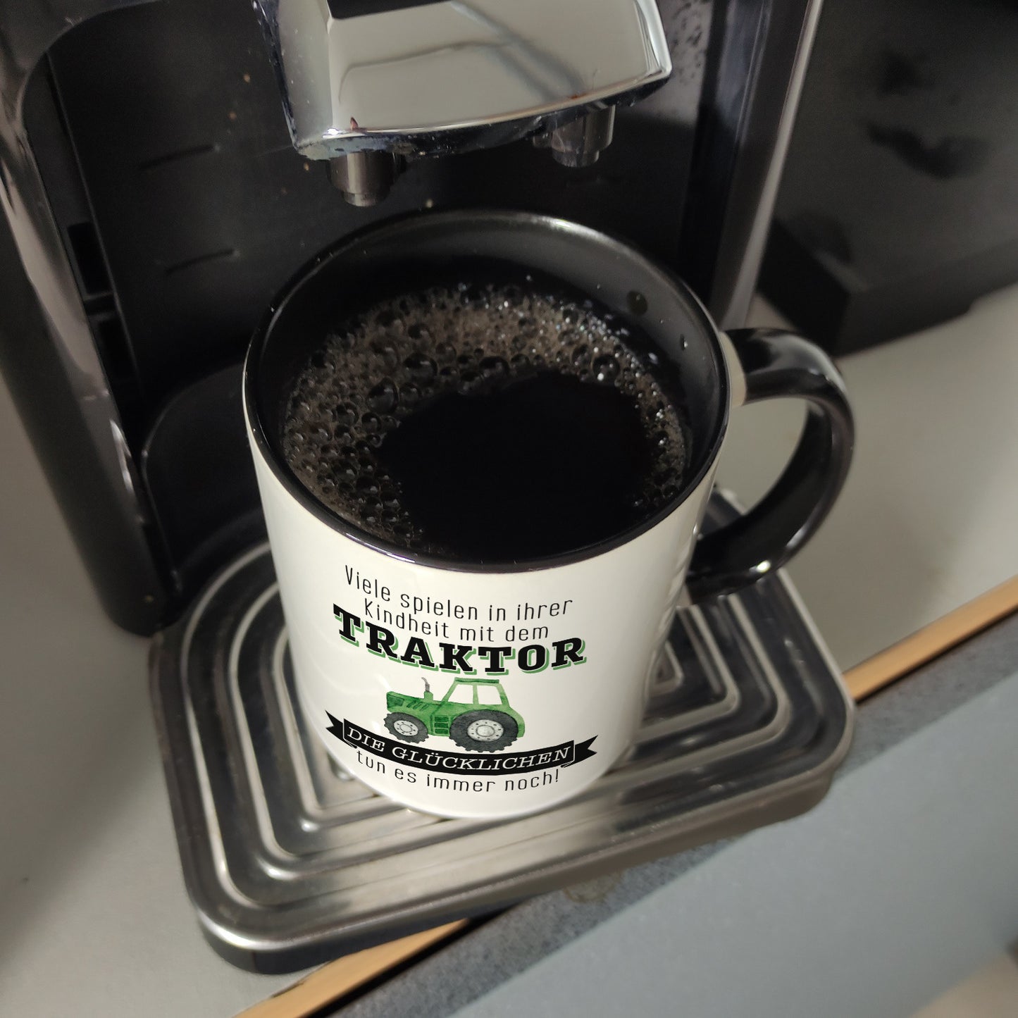 Traktor Kaffeebecher in schwarz mit Spruch Kindheitsträume - Für immer Traktor fahren