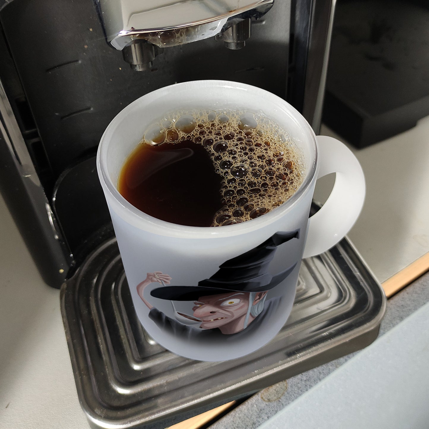 Glas Tasse mit lustigem Motiv und Spruch - Auch Hexen brauchen Kaffee -