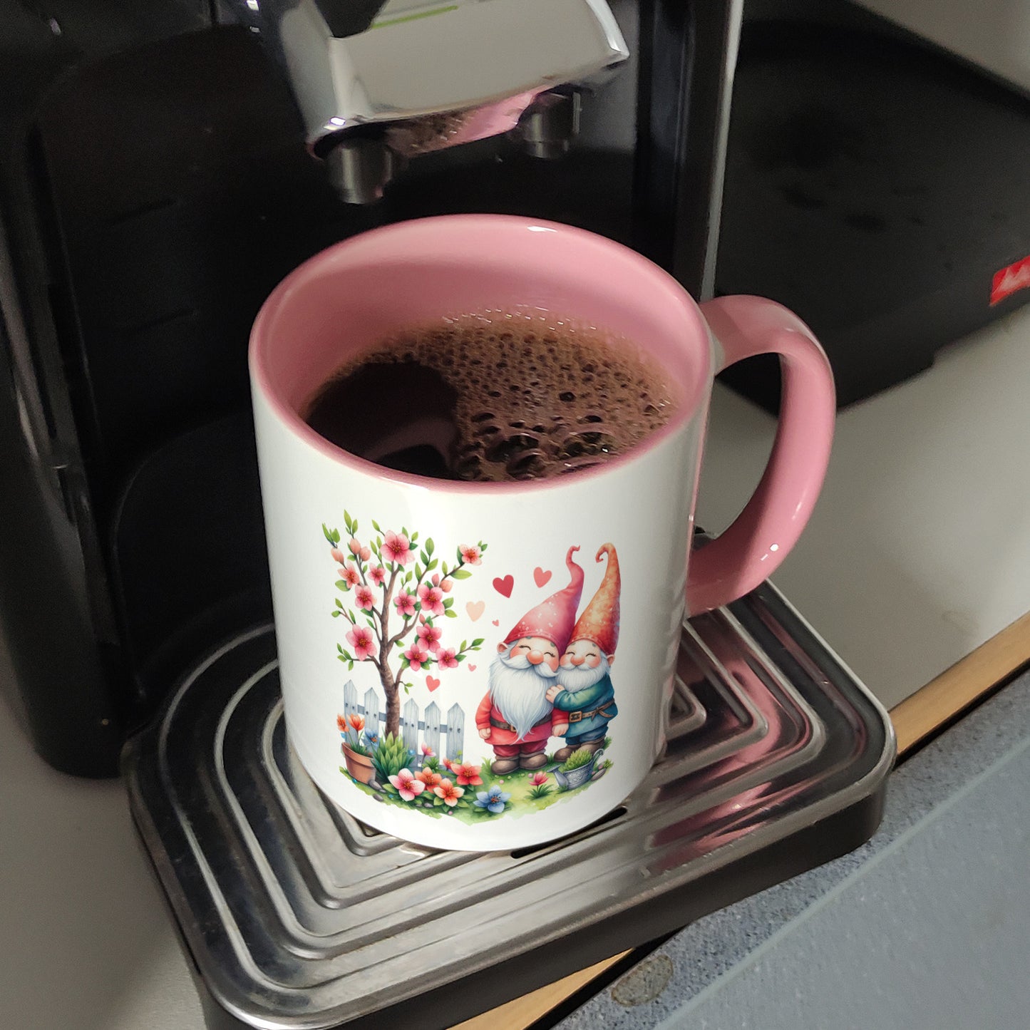 Verliebte Gartenzwerge mit Baum Kaffeebecher in rosa