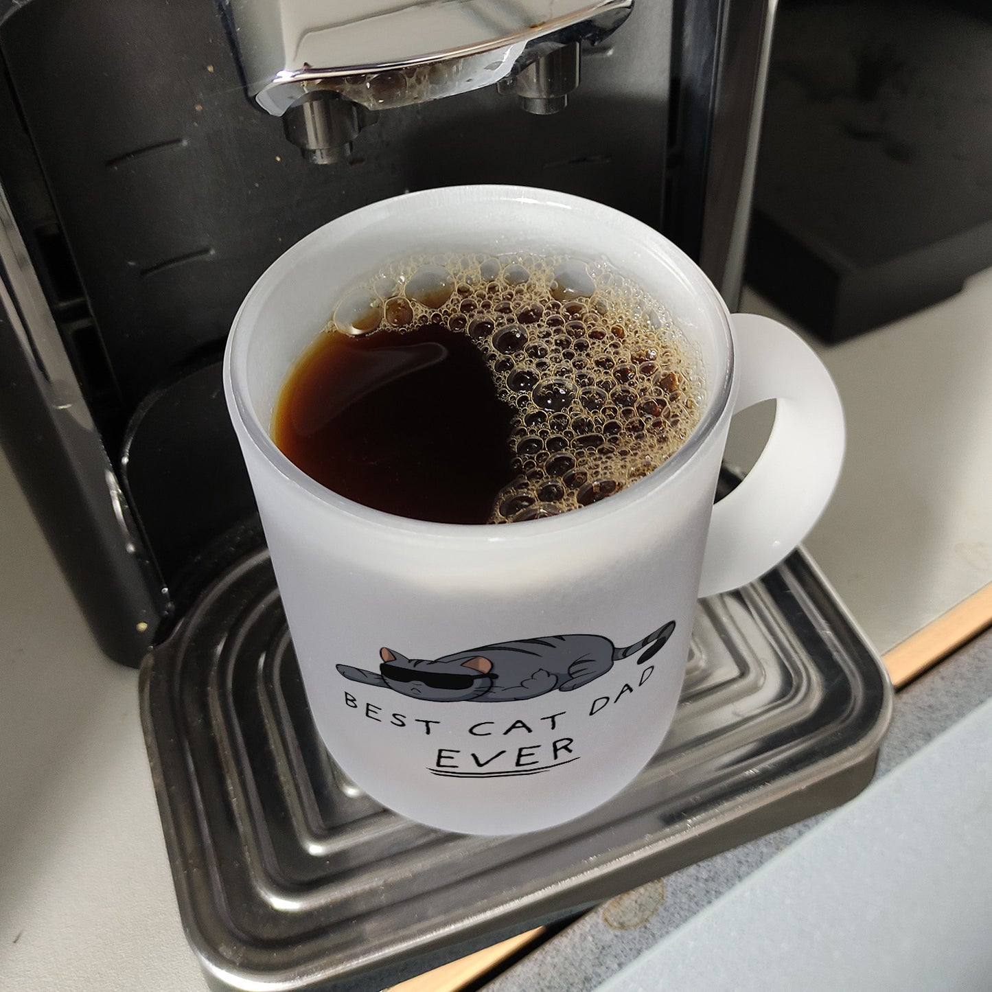 Best cat dad ever. Glas Tasse Der Kaffeebecher ist ideal für Katzenliebhaber, die das gern auf humoristische Art zeigen. Der Becher ist ideal für zu Hause, aber auch auf der Arbeit oder im Büro. Verschenke den Becher an Männer, Kollegen und Freunde zum Ge