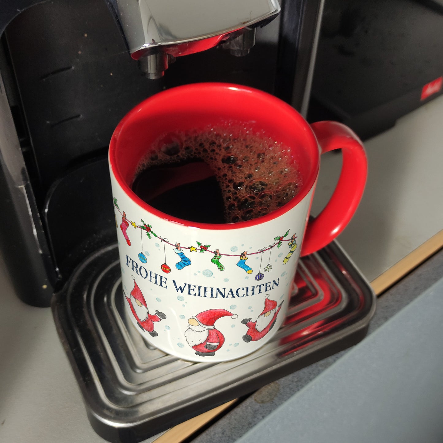 Frohe Weihnachten Kaffeebecher Henkel und Innenseite Rot mit Weihnachtsmann Motiv