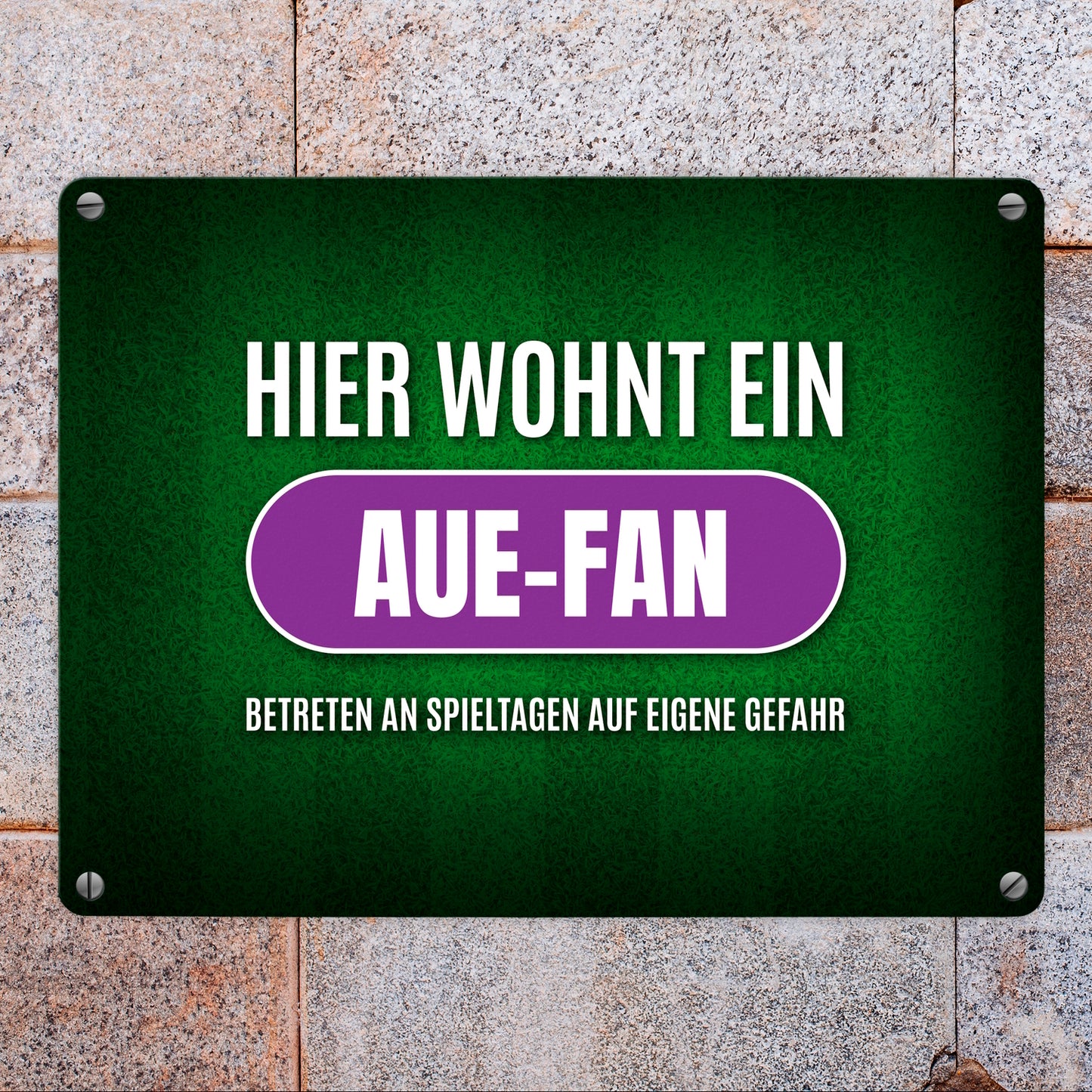 Hier wohnt ein Aue-Fan Metallschild mit Rasen Motiv