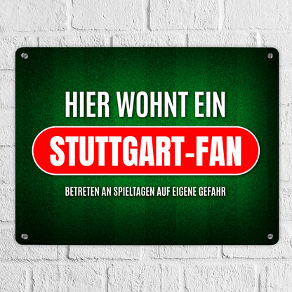 Metallschild XL mit Spruch: Hier wohnt ein Stuttgart-Fan