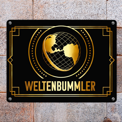 Weltenbummler Metallschild in 15x20 cm mit goldenem Globus und Reisemotiv