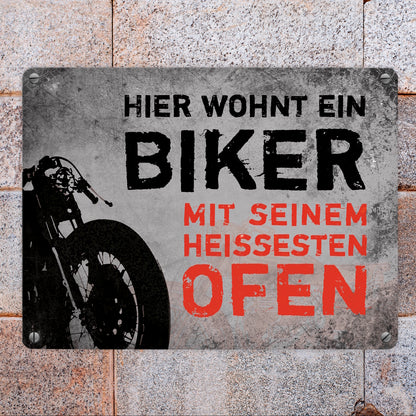 Metallschild mit Motorrad Motiv und Spruch: Hier wohnt ein Biker mit seinem ...