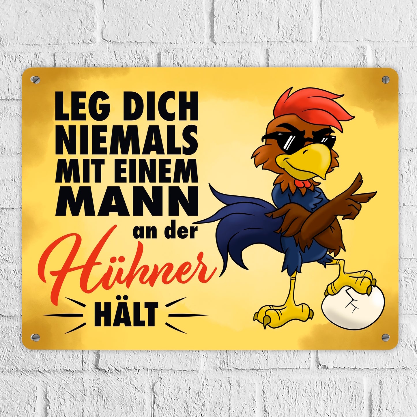 Leg dich niemals mit einem Mann an der Hühner hält - Metallschild XL mit lässigem Cartoon-Hahn