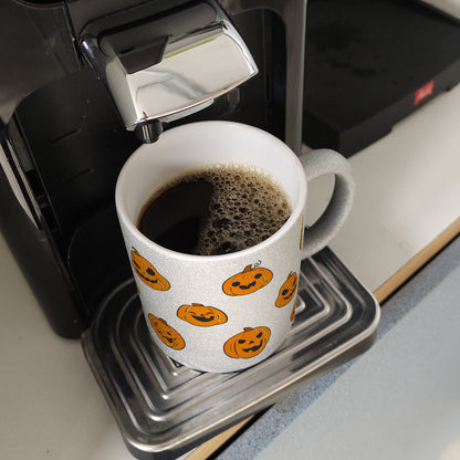 Glitzer-Kaffeebecher im Halloween Design - mit vielen lustigen geschnitzten Kürbisköpfen