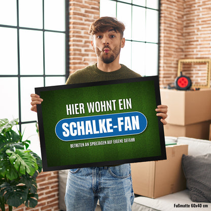 Hier wohnt ein Schalke-Fan Fußmatte XL mit Rasen Motiv