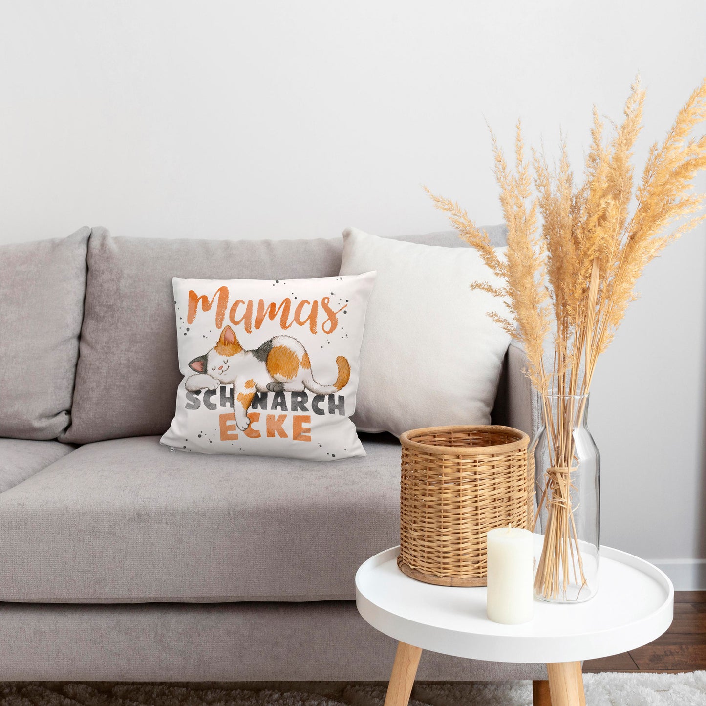 Orange Katze Kuschelkissen mit Spruch Mamas Schnarchecke