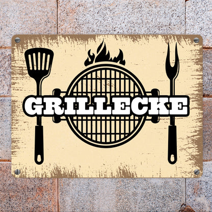 Grillecke Metallschild mit coolem Grillmotiv auf beigem Hintergrund