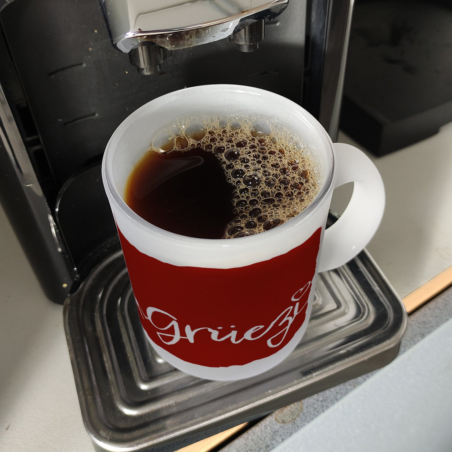 Glas Tasse mit Grüezi-Schriftzug mit Herz und Bergen