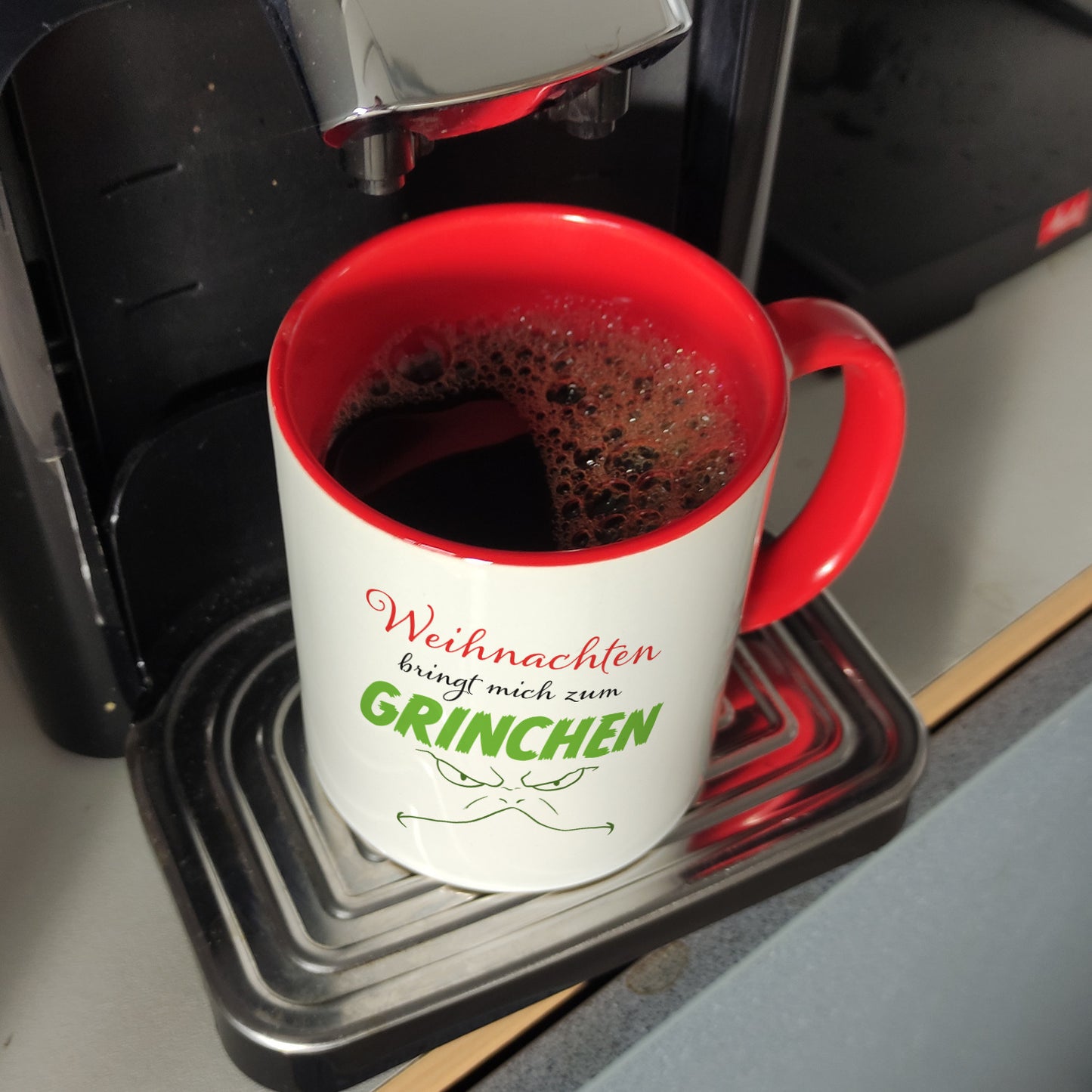 Weihnachten bringt mich zum grinchen Kaffeebecher Rot mit Spruch