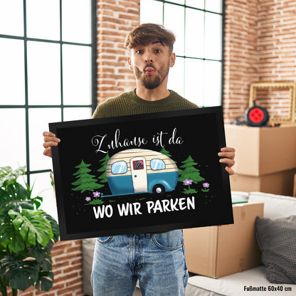 Zuhause ist da, wo wir parken schwarze Fußmatte XL in 40x60 cm mit Camper-Motiv