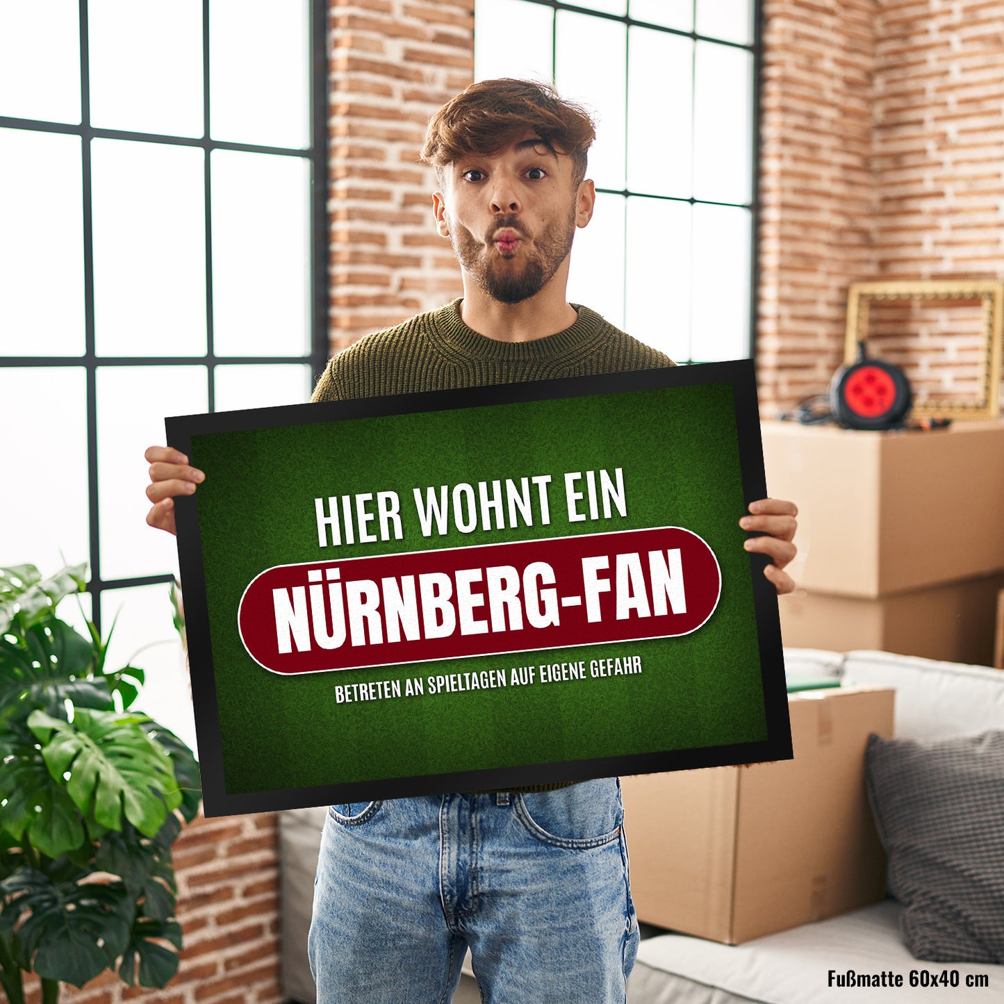 Hier wohnt ein Nürnberg-Fan Fußmatte XL mit Rasen Motiv