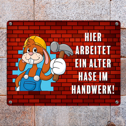 Alter Hase im Handwerk Bauarbeiter Metallschild in 15x20 cm mit Spruch