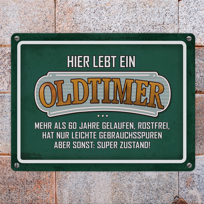 Hier lebt ein Oldtimer über 60 Metallschild